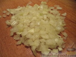 Слоеный салат с курицей и шампиньонами: Лук репчатый очистить, вымыть, мелко нарезать.