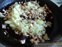 Слоеный салат с курицей и шампиньонами: Разогреть сковороду, налить растительное масло. В горячее масло выложить лук и грибы.