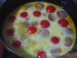 Фритатта самая простая: Залейте колбасу с помидорами взбитыми яйцами.