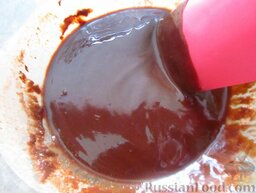 Шоколадные маффины с вишневыми цукатами: Перемешайте растопленный шоколад и отставьте, чтобы он остыл.
