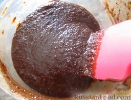Шоколадные маффины с вишневыми цукатами: В остывший шоколад введите 100 г сахара, перемешайте.