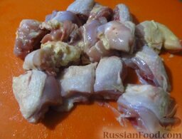 Курица под острым соусом карри: Курицу порежьте кусочками размером 7-8 см. (Я не удалила косточки, о чем впоследствии и пожалела, так что лучше брать мясо без кости.)