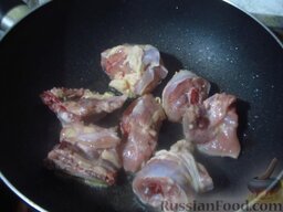 Курица под острым соусом карри: На другой сковороде на растительном масле обжарьте курицу (можно делать это в два подхода).