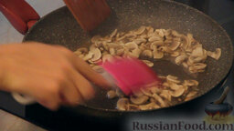 Постные "бризольки": Откладываем немного поджаренных грибов для украшения готового блюда.