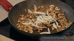 Постные "бризольки": Добавляем к грибам произвольно нарезанную половинку луковицы. Всё обжариваем 2 минуты, постоянно помешивая.
