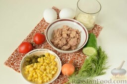 Салат с тунцом: Подготовить ингредиенты для салата с тунцом.  Яйца сварить вкрутую (8-10 минут), остудить.