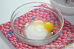 Пирог с вареньем (в мультиварке): В отдельной ёмкости соединим сахар и яйцо.