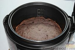 Пирог с вареньем (в мультиварке): По окончании программы откроем крышку и оставим пирог с вареньем в мультиварке некоторое время (15-20 минут) остывать.