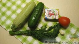 Овощные рулетики с плавленым сыром: Подготовить продукты для овощных рулетиков.   Овощи промыть под проточной водой.