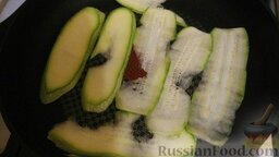 Овощные рулетики с плавленым сыром: Огурец и кабачок нарезать как можно тоньше, либо же воспользоваться 
