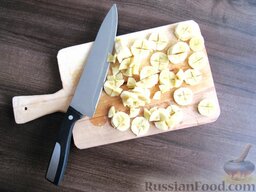 Фруктовый салат: Банан нужно нарезать кружочками, а после кружочки разделить на четвертинки. Выложить сверху на яблоки и тоже полить медом.