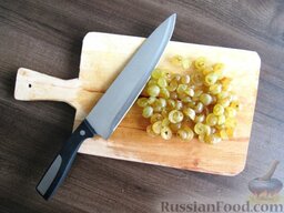 Фруктовый салат: Ягодки винограда нарезаем на половинки. Выкладываем сверху на бананы и также поливаем медом.