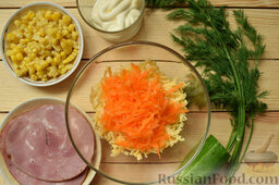 Салат с ветчиной и кукурузой: Натереть на крупной терке очищенную морковь.