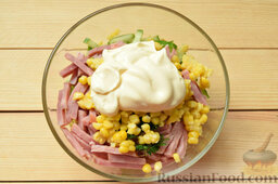 Салат с ветчиной и кукурузой: Соединить все подготовленные составляющие блюда, заправить майонезом.