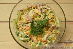 Салат с ветчиной и кукурузой: Салат подавать на праздничный стол можно порционно или в общем салатнике, на ваше усмотрение. Приятного аппетита!