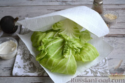 Салат с колбасой: Моем и сушим с помощью бумажного полотенца листья капусты.