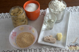 Пирожки с вареньем (в мультиварке): Подготовить нужные ингредиенты для приготовления пирожков на пару.