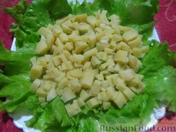 Слоеный салат с консервированной горбушей: Как приготовить слоеный салат с горбушей:    Картофель отварите в кожуре. Яйца отварите вкрутую.  На салатные листья выложите рубленый кубиками картофель.