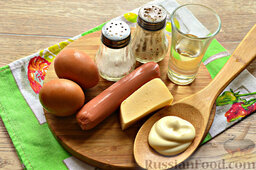 Бризоль с сосиской и сыром: Подготавливаем для бризоля необходимые ингредиенты.