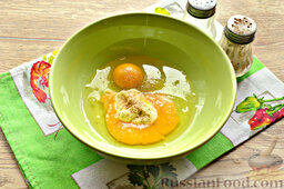 Бризоль с сосиской и сыром: Сдабриваем яйца солью и можно по желанию добавить молотого перца.