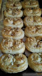 Печенье "Ушки" с орехами: При выпекании тесто увеличится в объеме, поэтому следует выкладывать печенье на расстоянии не менее 1,5 см.