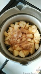 Французский слоеный пирог с яблоками: Яблоки помыть, удалить сердцевину. Половину яблок нарезать кубиком. Оставшиеся яблоки разрезать на две части, и каждую из частей нарезать тонкими дольками.   Отправить первую половину яблок в миску или кастрюлю, добавить корицу и ваниль. Постоянно помешивая, прогревать яблоки до тех пор, пока половина из них не превратится в пюре, а вторая просто станет мягкой.
