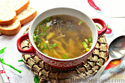 Постный грибной суп с овощами и шпинатными макаронами: Каждую порцию супа присыпаем рубленой свежей зеленью.  Приятного аппетита!