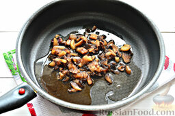 Постный грибной суп с овощами и шпинатными макаронами: На сковороде разогреваем оливковое масло, переправляем в сковороду шампиньоны.