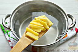 Постный грибной суп с овощами и шпинатными макаронами: Картофель очищаем, нарезаем брусочками. Когда вода в кастрюле закипит, выкладываем в нее картофель.