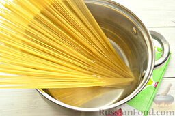 Спагетти с горошком и кукурузой: Закидываем в кипящую подсоленную воду спагетти MAKFA, не разламывая.