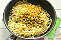 Спагетти с горошком и кукурузой: Добавляем кукурузу и горошек на сковороду со спагетти. Сдабриваем спагетти с горошком и кукурузой чёрным молотым перцем.