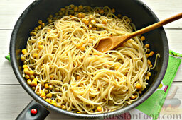 Спагетти с горошком и кукурузой: Перемешиваем все составляющие блюда.