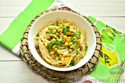 Спагетти с горошком и кукурузой: Готовые спагетти с горошком и кукурузой выкладываем на тарелки, присыпаем мелко нарезанным зеленым луком.