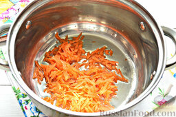 Фигурные макароны с овощами: Параллельно приступаем к тушению овощей, которые нужно вымыть и очистить.  Тушить овощи предлагаем в сотейнике или на сковороде.  Первым делом в разогретое растительное масло выкладываем измельченную на крупной терке морковь.
