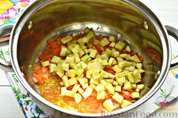 Фигурные макароны с овощами: Следующий по очереди ингредиент - молодой кабачок. Очищаем его от кожицы (по желанию), нарезаем кубиками. Переправляем кабачок к морковке и луку.