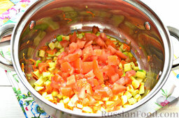 Фигурные макароны с овощами: Осталось аналогично нарезать свежий помидор и добавить его в сотейник.
