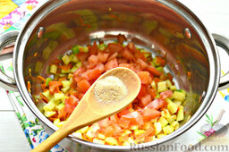 Фигурные макароны с овощами: Овощи немного сдабриваем солью и молотым чесноком. Тушим под крышкой около 7-10 минут.
