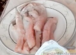 Филе хека в лаваше, запеченное в духовке: Полоски рыбы должны быть приблизительно одинаковой ширины.