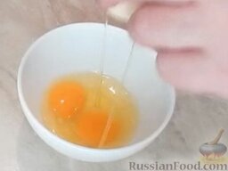 Филе хека в лаваше, запеченное в духовке: В миску разбить яйца.