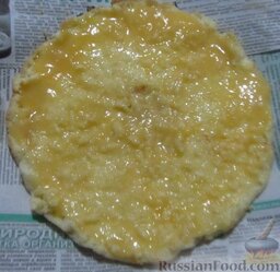 Бисквитный торт с лимонным кремом: Выложите в центр один корж, нанесите на него остывший лимонный крем.