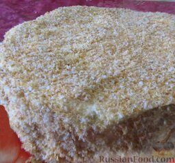 Бисквитный торт с лимонным кремом: Посыпьте жареной кокосовой стружкой и поместите в холодильник на 6-8 часов, чтобы коржи хорошо пропитались.