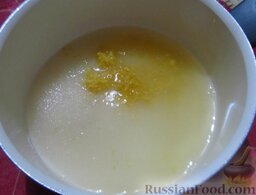 Бисквитный торт с лимонным кремом: Сок с водой, цедру и сахар смешайте в небольшой кастрюльке, доведите до кипения, размешайте. Снимите с плиты.