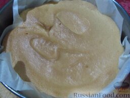 Бисквитный торт с лимонным кремом: К тому времени бисквиты выпеклись. Дайте им остыть, достаньте из форм. Потом каждый бисквит разрежьте пополам. Получится 4 коржа.