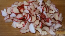 Салат из редиса с тунцом: Как приготовить салат с тунцом и редисом:    Вымытый и очищенный от хвостиков редис нарезаем дольками.