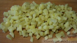 Салат из редиса с тунцом: Очистим и нарежем кубиками отварной картофель.