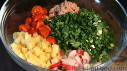 Салат из редиса с тунцом: Смешиваем в салатнике редис, картофель, помидоры, зелень лука и петрушки, а также консервированный тунец. Салат с тунцом и редисом солим и перчим по вкусу, заправляем майонезом (или растительным маслом).  Салат с тунцом и редисом готов, можно подавать к столу.