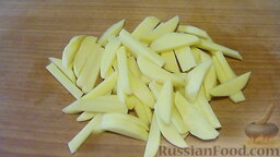 Суп из чечевицы с грибами: Очистим и нарежем брусочками картофель.