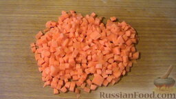 Суп из чечевицы с грибами: Очистим и нарежем кубиками морковь.