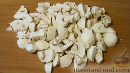 Суп из чечевицы с грибами: Помоем и нарежем крупными кусочками шампиньоны.