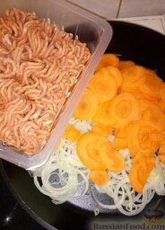 Картофельный пирог с фаршем: Как приготовить картофельный пирог с фаршем:    Первым делом нужно все продукты помыть и почистить.   Лук нужно порезать кольцами и разобрать на отдельные колечки. Морковку тоже режем кругляшками, не сильно тонкими.   Отправляем лук и морковь в сковородку и готовим зажарку.